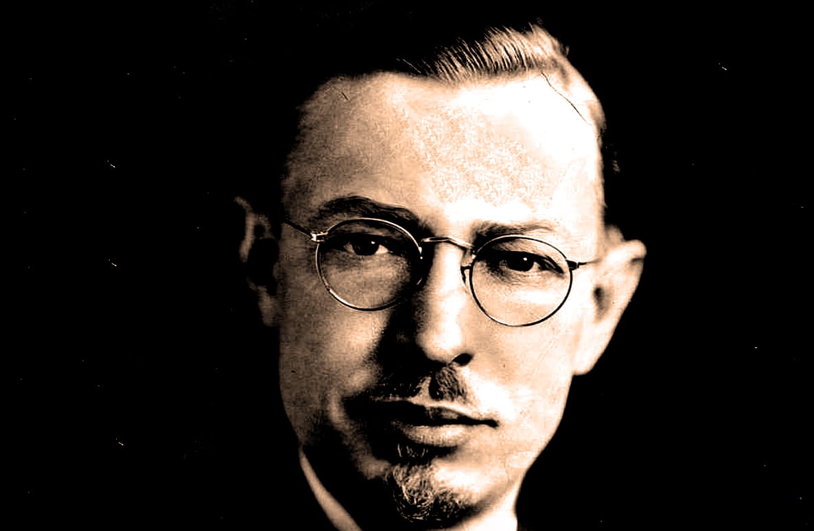 Close-up portrait of a man with glasses, vintage style, emphasizing history, news, music, and sound archive themes.
