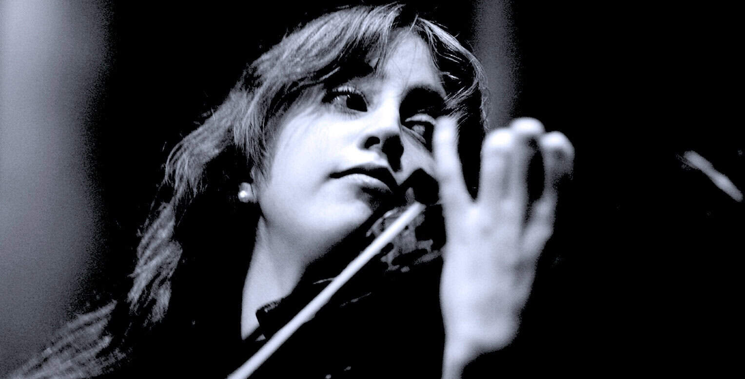 Violinist playing classical music, black and white photo, music archive, historical concert performance, vintage music recording, Past Daily news and music archive, sound history, vintage music icon.