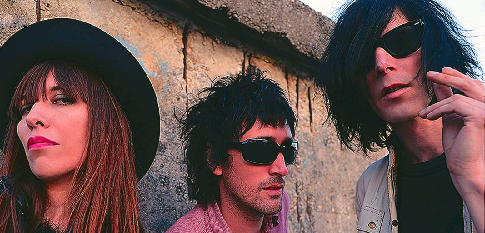 PERFECT PIXIES BAND PHOTO, ROCK AND ROLL STYLE, CLASSIC 1980S, BLACK HAIR AND WEBERA FASHION, ICONIC GUITARISTS, MUSIC HISTORY, ROCK MUSIC AND CULTURE, PAST DAILY ARCHIVE IMAGE.