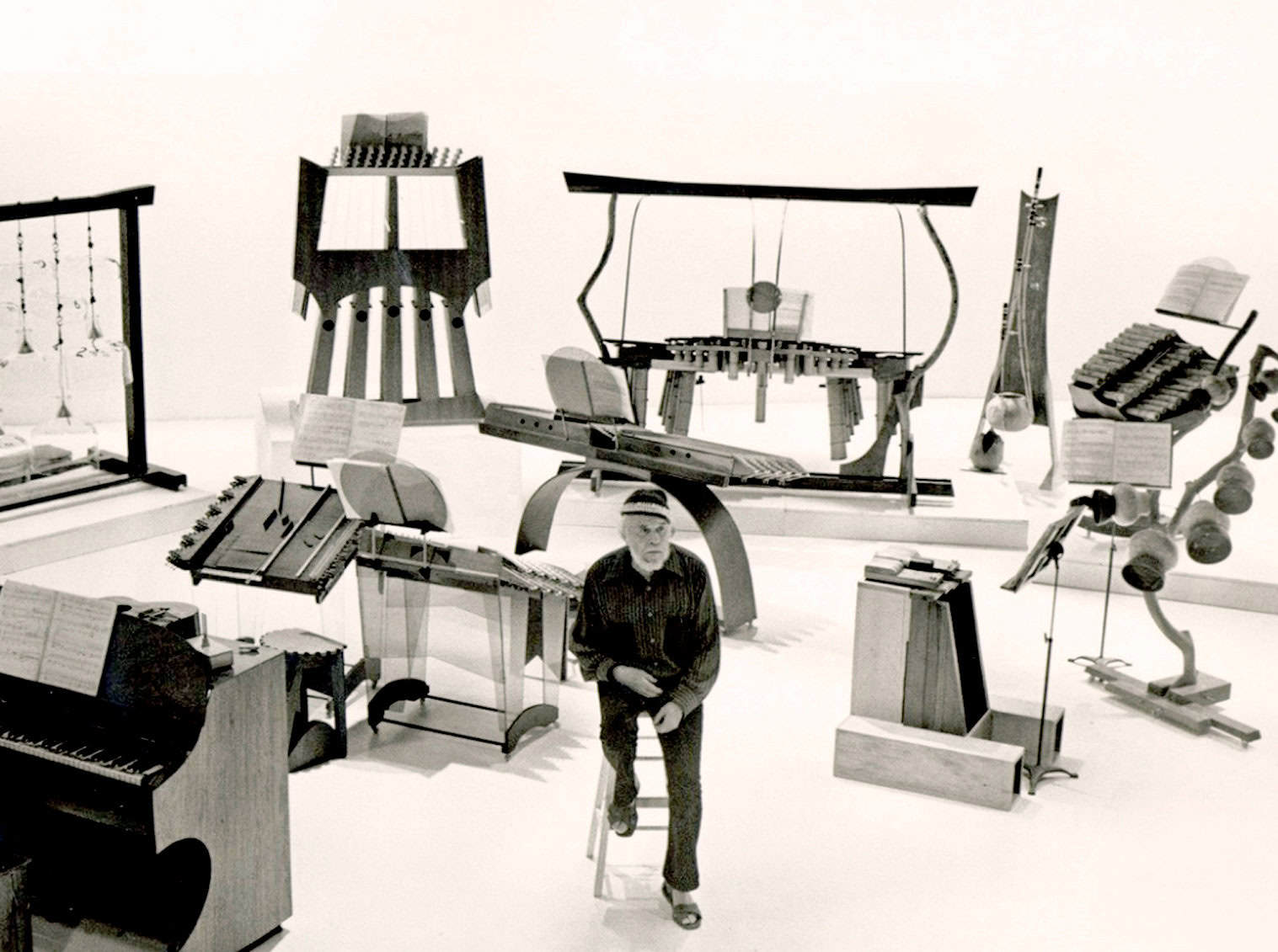 Vintage musical instruments and sound equipment displayed in an exhibition, highlighting the history of music technology and sound recording.