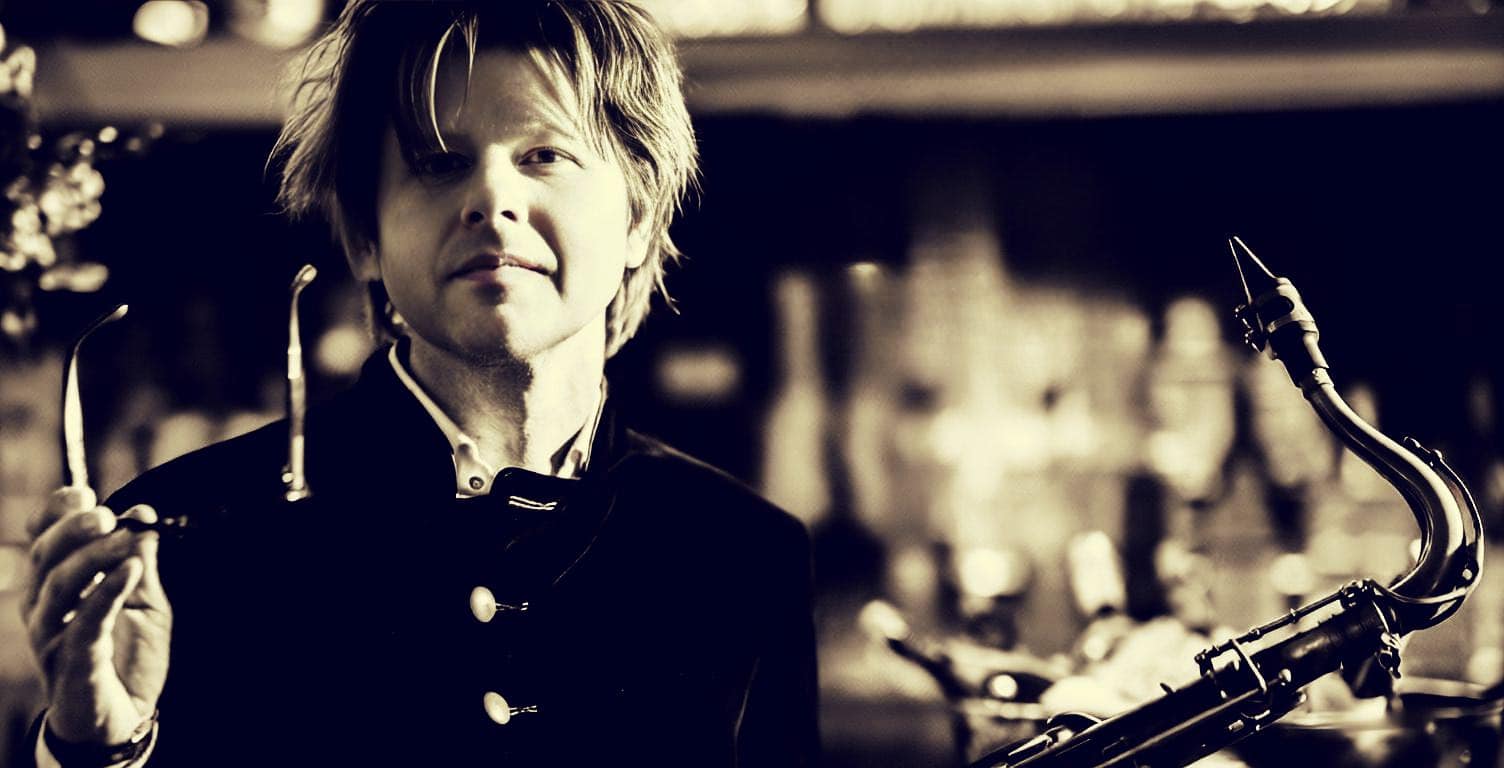 Vintage jazz musician with saxophone, nostalgic black and white image for historical music archives.